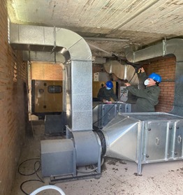 Técnicos realizando limpieza de serpentines